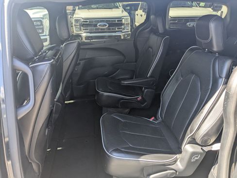Used 2018 Chrysler Pacifica Limited w/ Advanced Safetytec Group FWD image 30