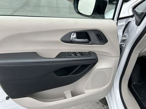 Used 2024 Chrysler Pacifica Touring-L image 18