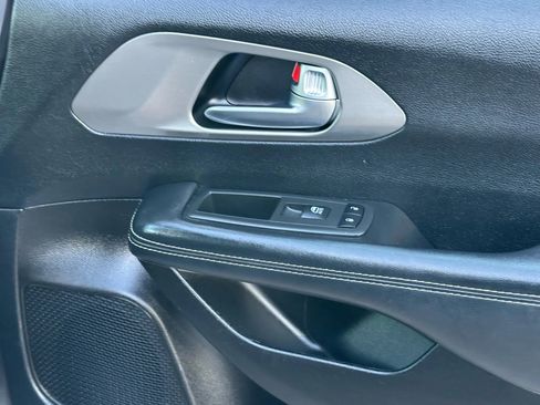 Used 2020 Chrysler Pacifica Touring-L w/ Advanced Safetytec Group image 25