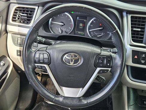 Used 2017 Toyota Highlander XLE AWD/4WD image 14