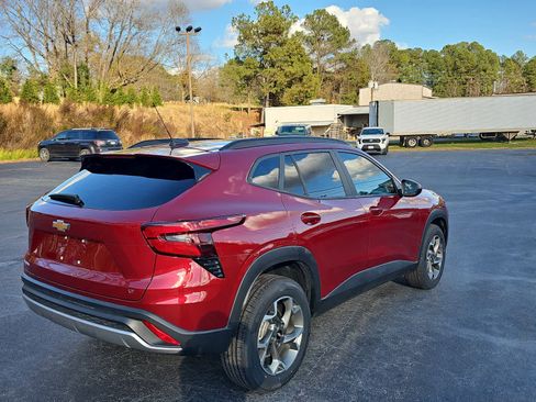 Used 2025 Chevrolet Trax LT w/ Driver Confidence Package image 3