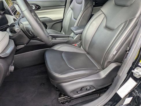 Used 2025 Jeep Compass Limited image 14