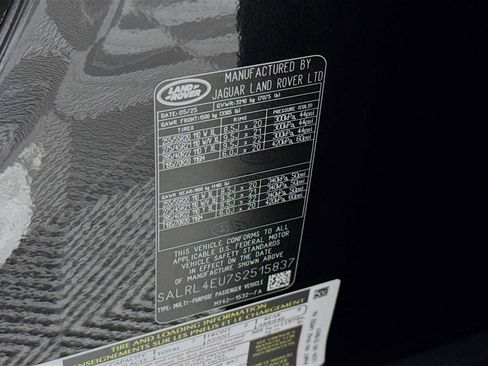 New 2025 Land Rover Discovery Dynamic SE image 30