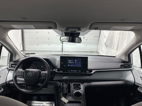 Used 2025 Toyota Sienna LE FWD image 43