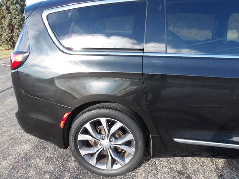 Used 2018 Chrysler Pacifica Limited w/ Tire & Wheel Group image 43