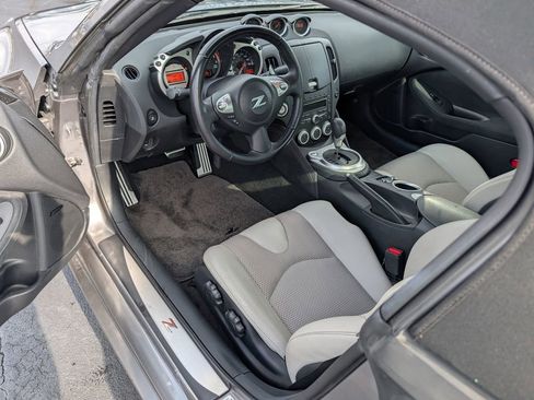 Used 2010 Nissan 370Z Touring image 9
