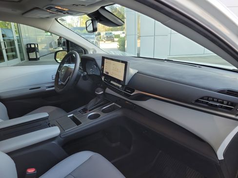 Used 2025 Toyota Sienna XLE image 29