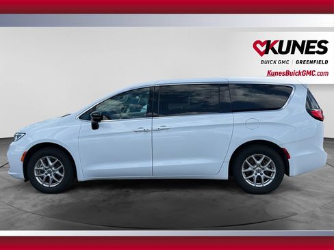 Used 2024 Chrysler Pacifica Touring-L FWD image 6