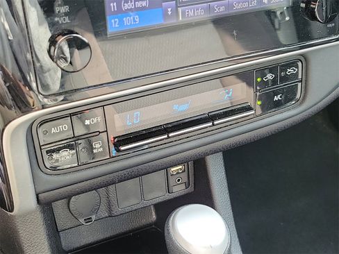 Used 2018 Toyota Corolla LE image 26