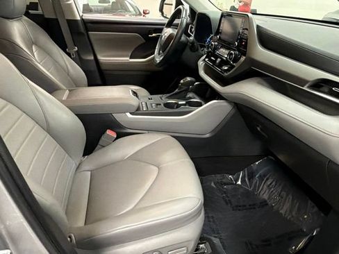 Used 2022 Toyota Highlander XLE AWD/4WD image 9