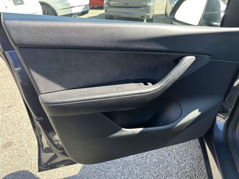 Used 2022 Tesla Model Y Long Range image 12