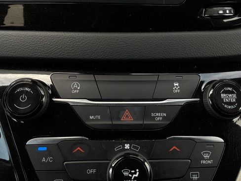 Used 2023 Chrysler Voyager LX FWD image 31