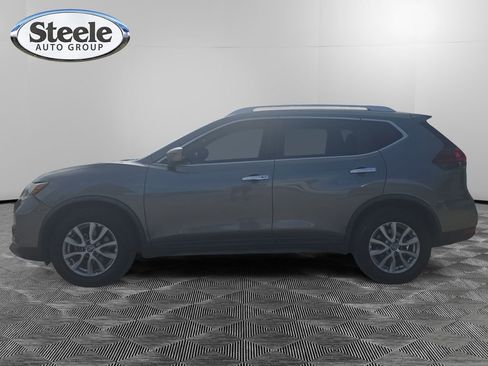 Used 2018 Nissan Rogue SV image 2