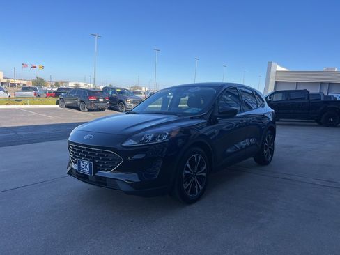 Used 2022 Ford Escape SE w/ SE Sport Appearance Package image 4