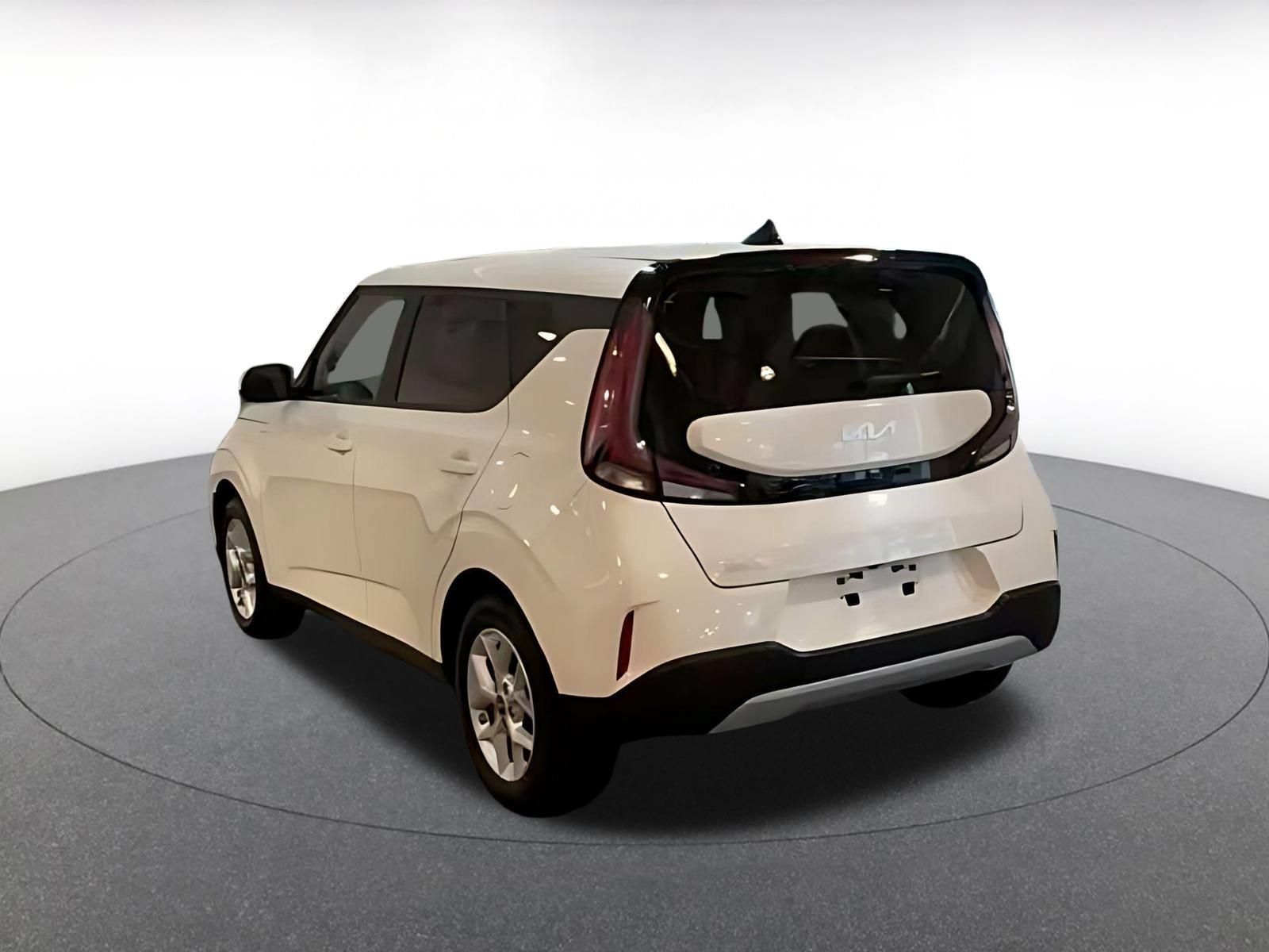 Used 2025 Kia Soul LX w/ LX Technology Package FWD image 9