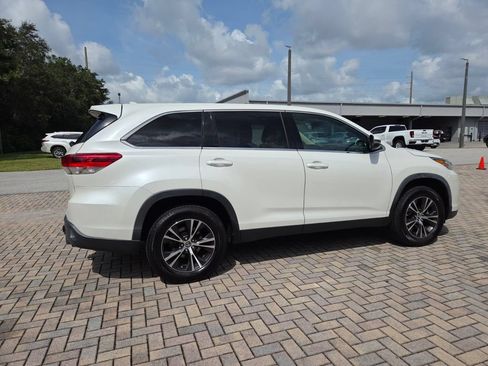 Certified 2019 Toyota Highlander Plus FWD image 11