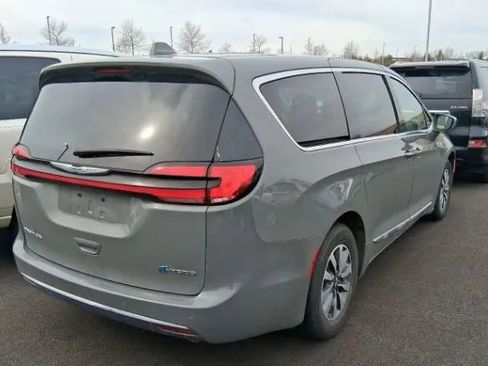 Used 2022 Chrysler Pacifica Limited w/ Uconnect Theater Family Group image 2