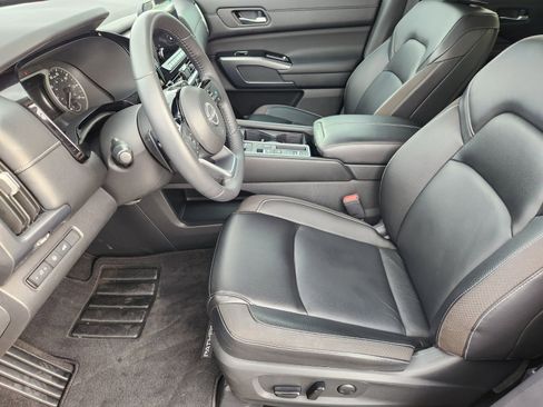 Used 2024 Nissan Pathfinder SL w/ SL Premium Package image 16