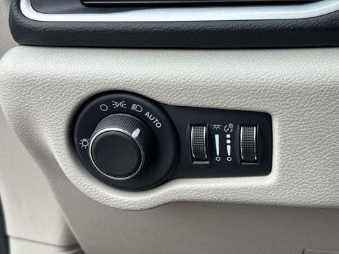 Used 2023 Chrysler Voyager LX image 31