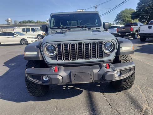 Used 2025 Jeep Gladiator Rubicon w/ Convenience Group AWD/4WD image 8