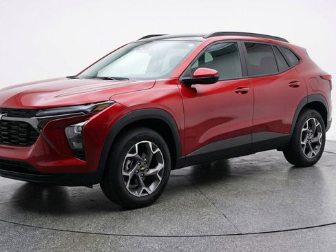 Used 2025 Chevrolet Trax LT FWD image 3