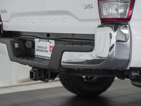 Used 2020 Toyota Tacoma SR5 AWD/4WD image 9
