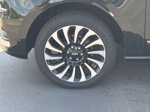 Used 2024 Lincoln Navigator Black Label AWD/4WD image 3