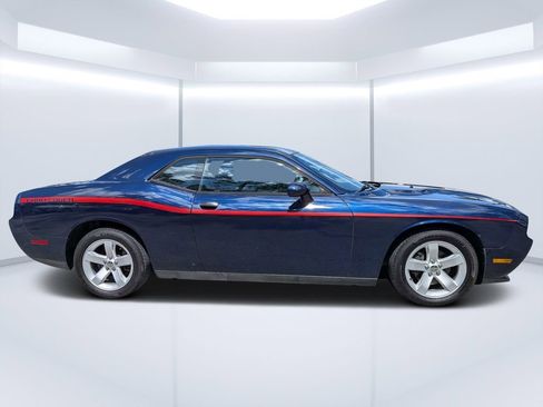 Used 2014 Dodge Challenger SXT RWD image 2