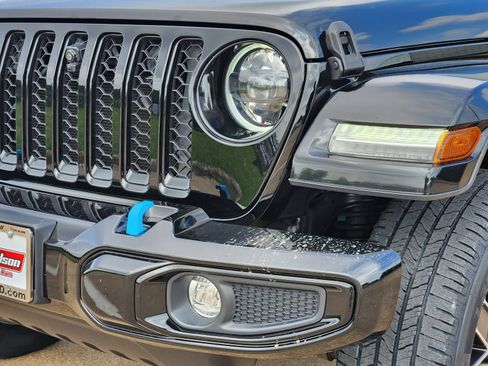 Used 2023 Jeep Wrangler Unlimited Sahara AWD/4WD image 10