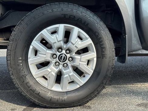 Used 2022 Nissan Frontier SV AWD/4WD image 3