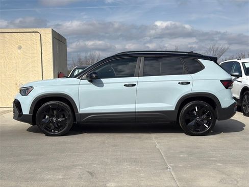 New 2026 Volkswagen Taos SE image 6