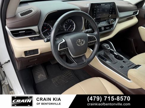 Used 2022 Toyota Highlander XLE FWD image 9