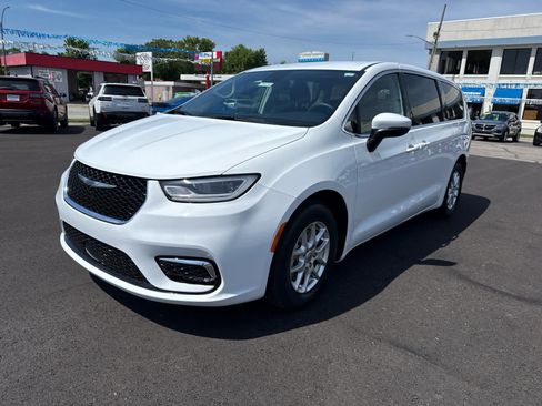 Used 2023 Chrysler Pacifica Touring-L FWD image 3