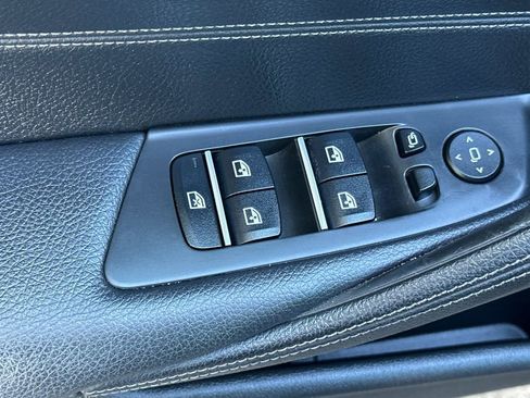 Used 2019 BMW 530e w/ M Sport Package image 11