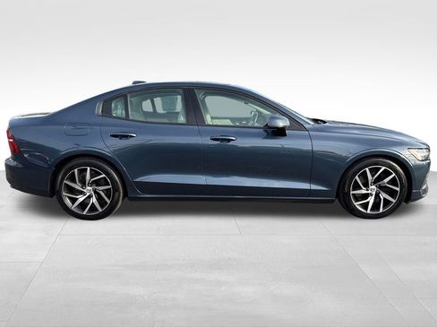 Used 2019 Volvo S60 T6 Momentum w/ Premium Package image 9