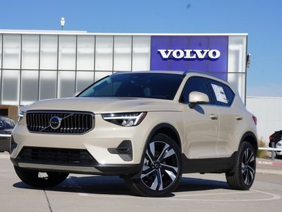 New 2025 Volvo XC40 B5 Plus w/ Climate Package