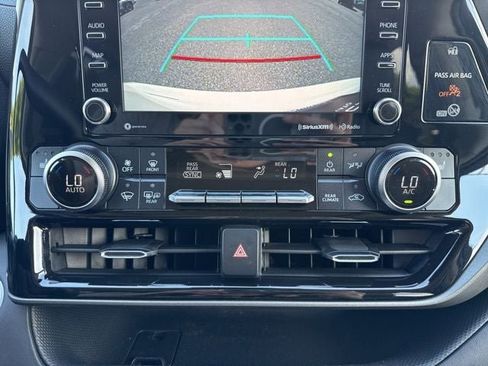 Used 2021 Toyota Highlander XLE AWD/4WD image 34