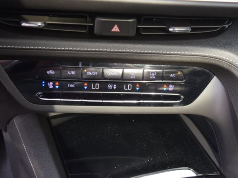 Used 2021 Buick Envision Avenir w/ Technology Package II AWD/4WD image 16