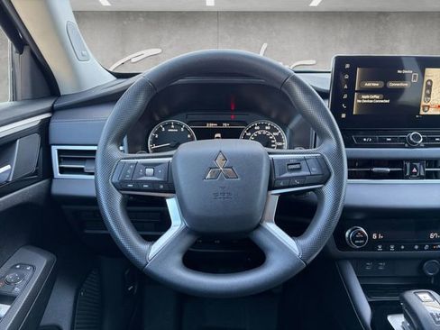 Used 2025 Mitsubishi Outlander ES image 21