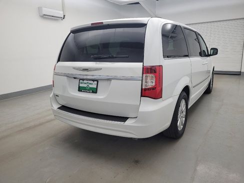 Used 2016 Chrysler Town & Country Touring image 7