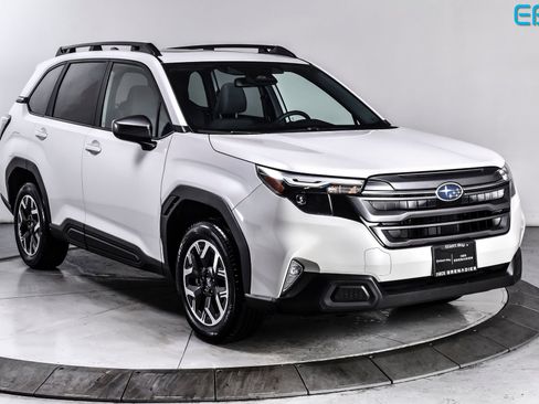 Used 2025 Subaru Forester Premium image 1