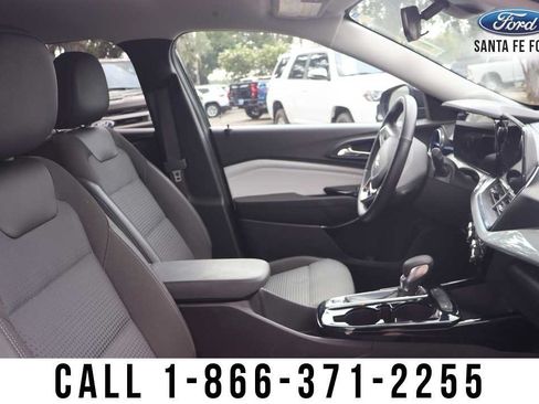 Used 2025 Chevrolet Trax LT w/ LT Convenience Package FWD image 26