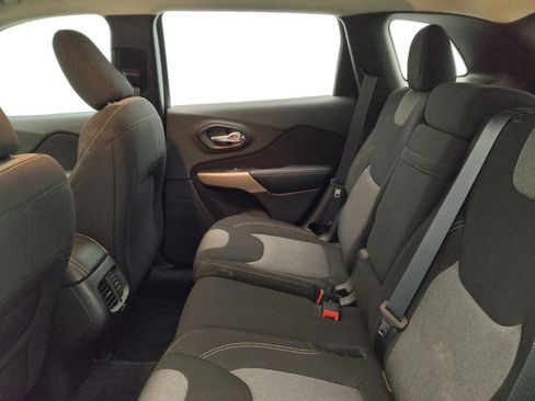 Used 2017 Jeep Cherokee Sport FWD image 18