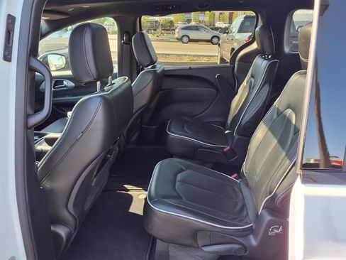 Used 2025 Chrysler Pacifica Limited FWD image 23