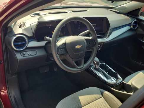Used 2025 Chevrolet Trax LT FWD image 17