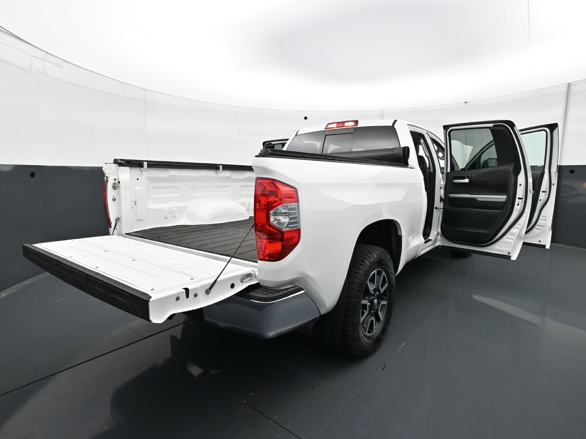 Used 2017 Toyota Tundra SR5 w/ TRD Off Road Package AWD/4WD image 28