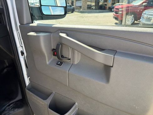 Used 2018 Chevrolet Express 2500 RWD image 17