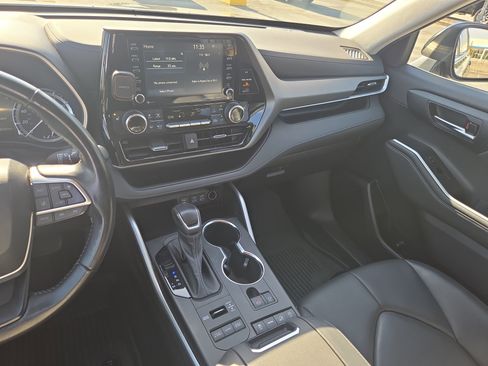 Used 2022 Toyota Highlander XLE image 25