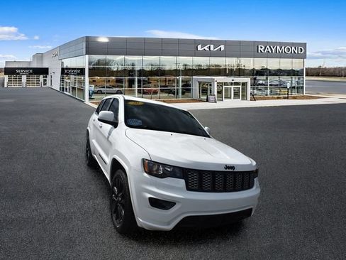 Used 2020 Jeep Grand Cherokee Altitude AWD/4WD image 10