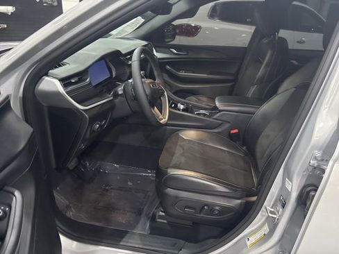 Used 2024 Jeep Grand Cherokee Altitude AWD/4WD image 11